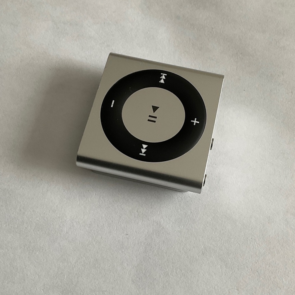 Apple iPod Shuffle model no A1373 in Silver and Black